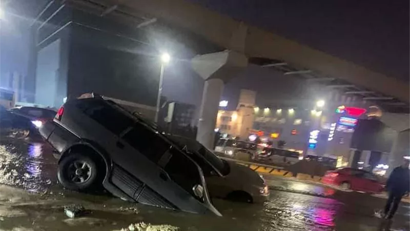 ابتلاع سيارة ملاكي بسبب هبوط أرضي نتيجة الأمطار بالتجمع الخامس