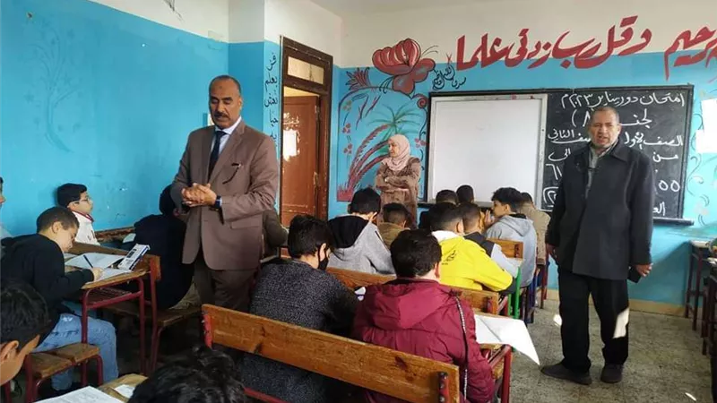 مدير تعليم المنوفية يتابع امتحانات صفوف النقل بإدارة شبين الكوم التعليمية