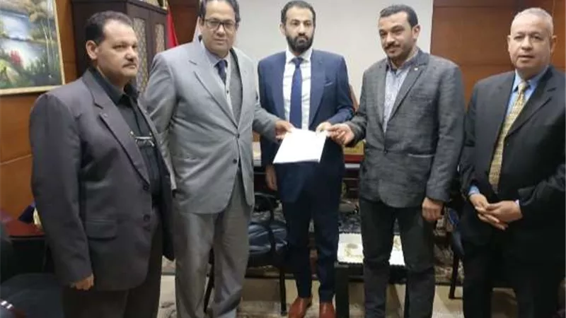 وكيل تعليم الغربية يسلم قرار إنشاء مدرستين داخل مصنع لمجلسى إدارة المصنعين