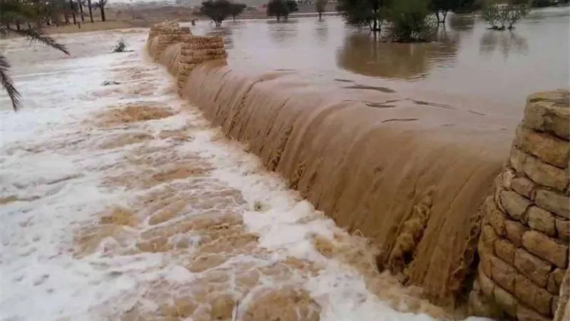رغم تحذيرات الدفاع المدني .. الطقس السيئ يودي بحياة البعض بالسعودية