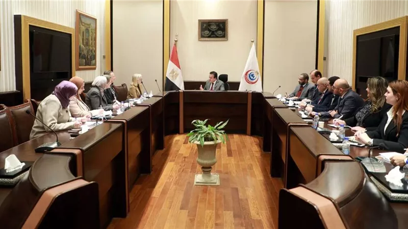 وزير الصحة يبحث مواصلة العمل على إنجاز مشروعات القطاع الصحي