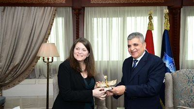 رئيس قناة السويس يستقبل مساعد وزير الخارجية الأمريكية للتأكيد على زيادة معدلات الأمان الملاحي