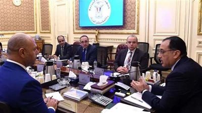 رئيس الوزراء يتابع تطورات الأنشطة المالية الغير مصرفية بحضور رئيس البورصة