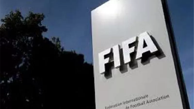الفيفا يتحدى كورونا ويرفض تخفيف قواعد استدعاء اللاعبين