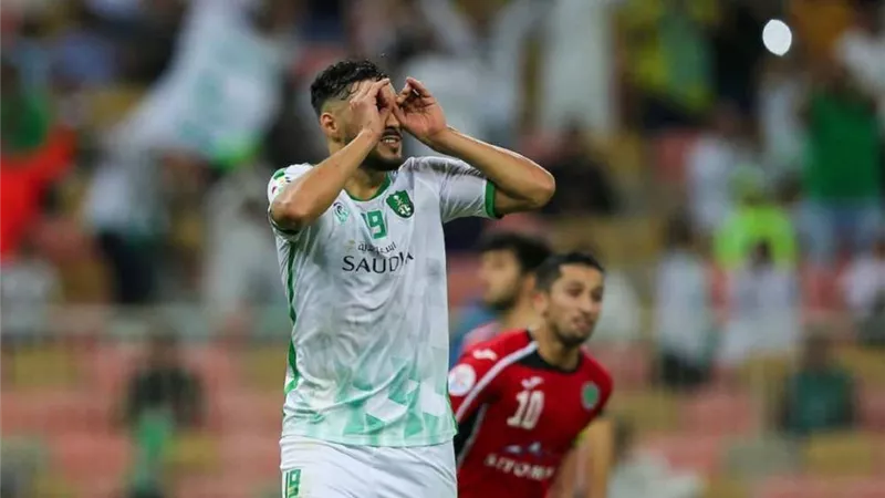فريق عربي ينافس الأهلي على ضم البلايلي