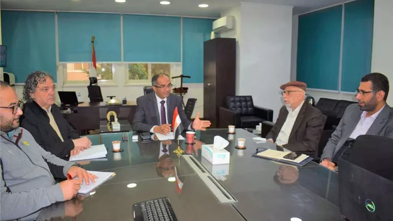 نائب وزير الإسكان يلتقي مسئولي مركز بحوث الصحراء وإحدي شركات القطاع الخاص