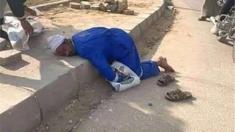 شهيد لقمة العيش.. وفاة عامل نظافة على الرصيف