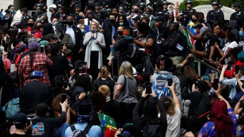 قيرغيزستان تجرى انتخابات برلمانية وسط انقسامات حزبية