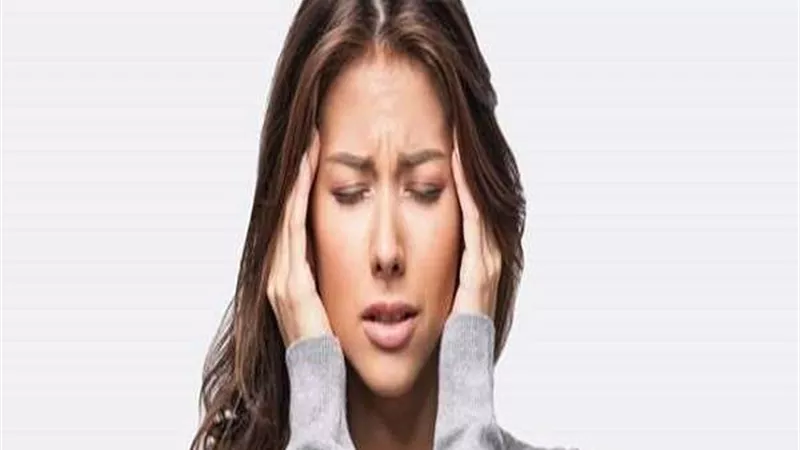 امرأة تعاني من صداع مؤلم والسبب صادم