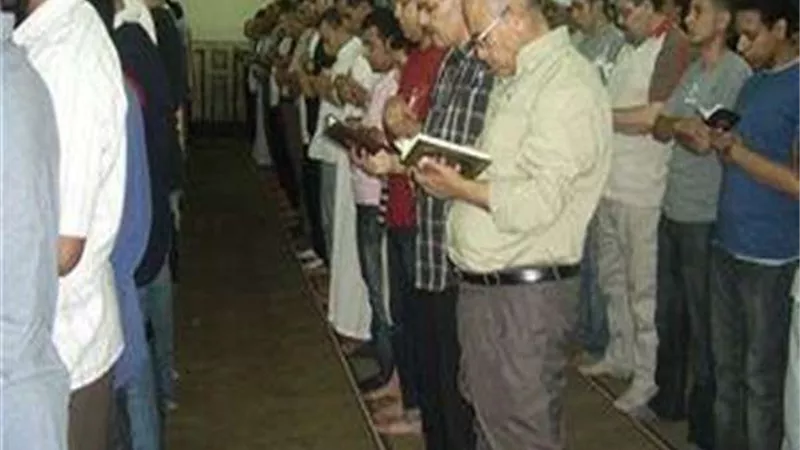 هل يجوز المصافحة عقب الصلاة؟.. الإفتاء تجيب