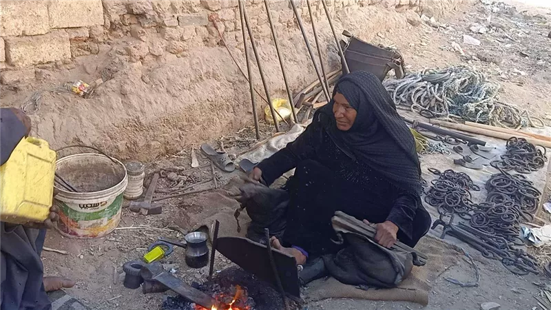 مشقة من نوع خاص.. أقدم حدادة في قنا: 10 أعوام أنفخ في النار لمساعدة زوجي