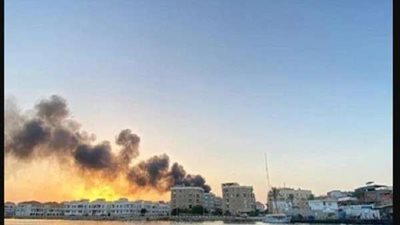 حريق هائل داخل مخزن خردة في رأس البر