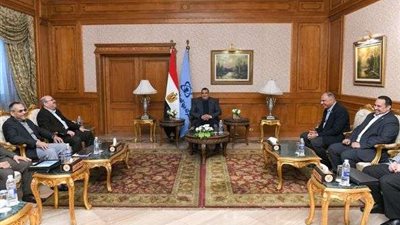 وزبر الدولة للإنتاج الحربي يتفقد شركة بنها للصناعات الإلكترونية للاطمئنان على سير العمل