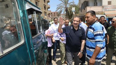 محافظ المنوفية يجرى جولة ميدانية بالشهداء ويتفقد منفذ بيع السلع الغذائية