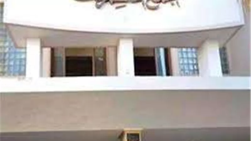 الحكم بالمشدد 10 سنوات على متهم بقتل شخص وإصابة اثنين آخرين