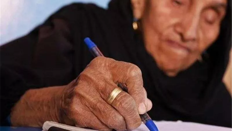سيدة بالمنوفية تبلغ من العمر 87 عامًا تخوض امتحان تجاوز محو الأمية