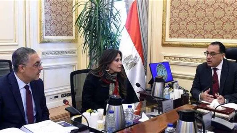 رئيس الوزراء يتابع مع رئيس هيئة الاستثمار والمناطق الحرة عددا من ملفات العمل