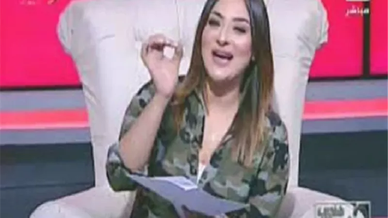 مذيعة تطل على الهواء بالزي العسكري.. فيديو