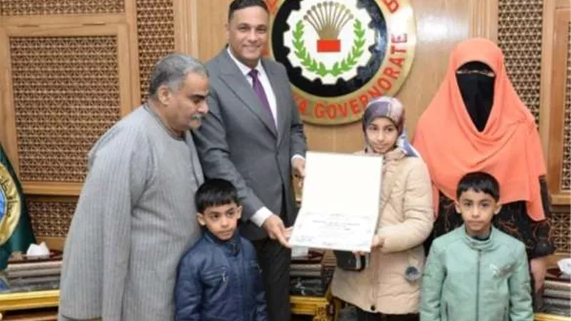 أعادت 100 ألف جنيه.. محافظ الدقهلية يمنح الطالبة 