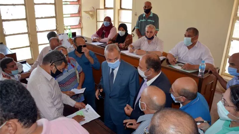 إحالة موظف للتحقيق لتلقيه مبلغ مالي من مواطن مقابل التصالح فى البناء بالخانكة
