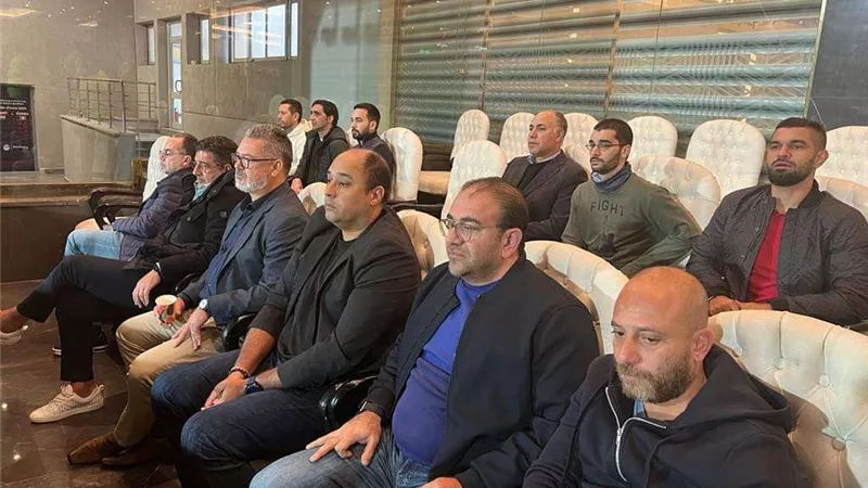 فيتوريا و ميكالي يشاهدان مباراة الأهلي أمام سموحة من مدرجات استاد القاهرة..شاهد
