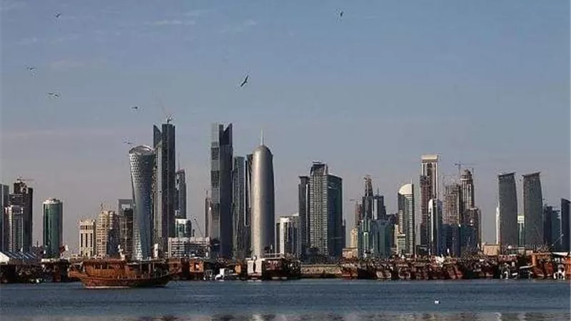 رهينة سابق يتهم بنكًا قطريًا بتمويل مستشفيات الإرهابيين