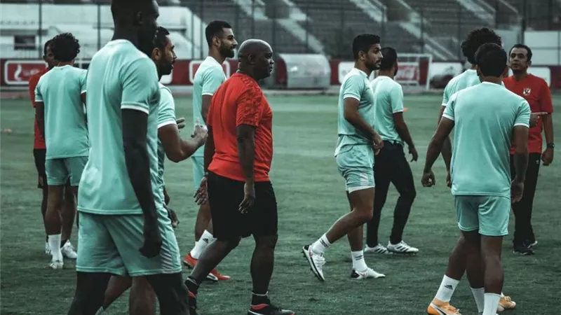 موسيماني يحاضر لاعبي الأهلي استعدادًا لمواجهة بيراميدز