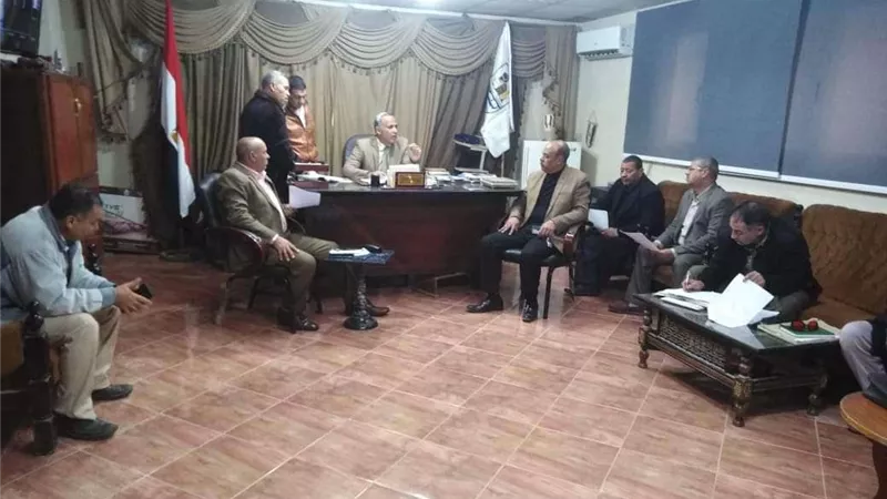 رئيس مدينة ناصر يناقش آليات تطوير ورفع كفاءة منظومة النظافة