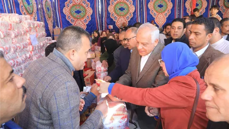 محافظ الجيزة يطمئن على انتظام عمل المخابز ووزن رغيف الخبز