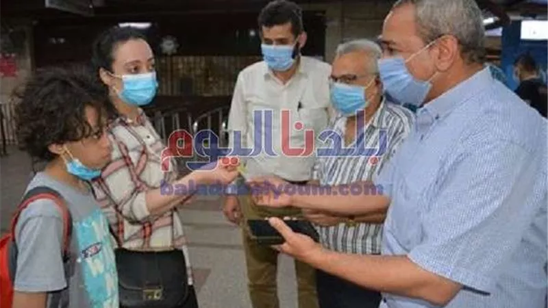 مترو الأنفاق يفاجئ الركاب بهدايا رمزية