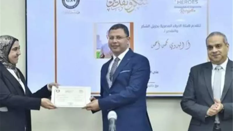 رئيس الدواء يكرم نخبة من الكوادر المتميزين بالهيئة