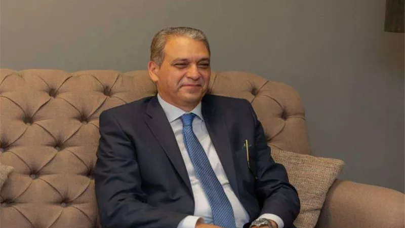 وزير شئون المجالس النيابية يهنئ وزير الداخلية بعيد الشرطة
