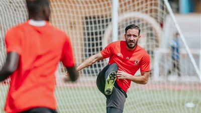 شاهد.. وصول معلول وجيرالدو إلى معسكر الأهلي في المغرب