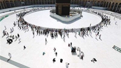 بالفيديو.. امرأة تثير ضجة كُبرى على مواقع التواصل بسبب طوافها في الحرم
