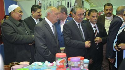 محافظ الإسماعيلية ورئيس الغرفة التجارية يفتتحان معرض 