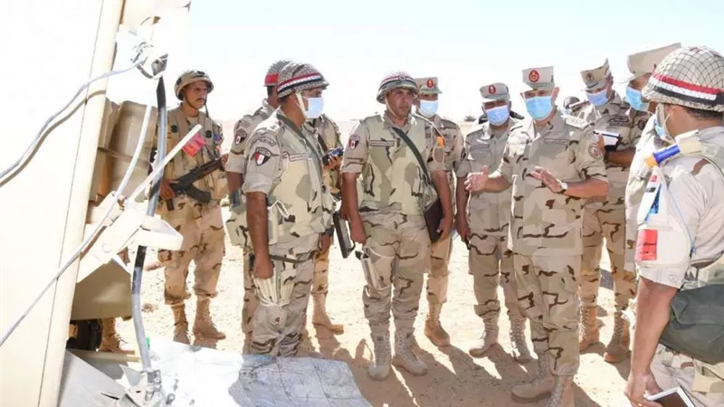 الفريق محمد فريد يشهد مراحل المناورة 