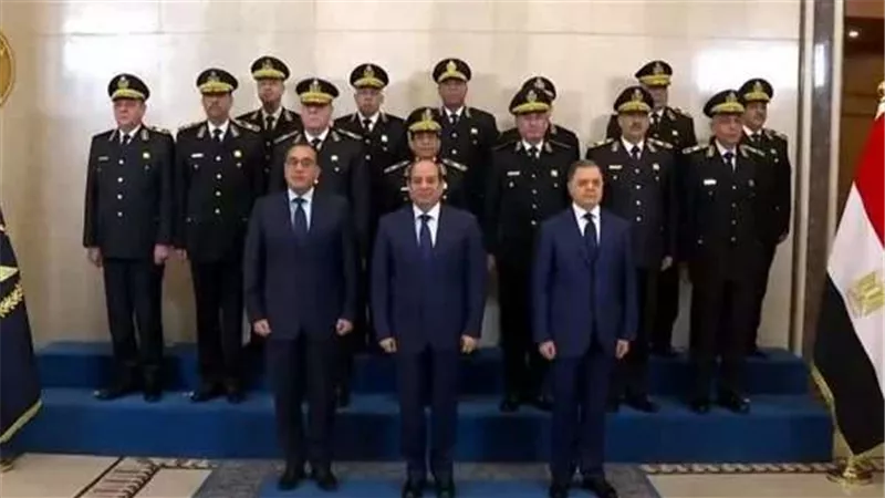 الرئيس السيسي يلتقط صورة مع قيادات وزارة الداخلية