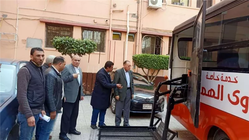 محافظ الشرقية يتفقد الميني باص المخصص لنقل ذوي الهمم بمدينة الزقازيق
