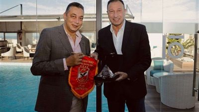الخطيب يهدي درع وعلم الأهلي إلى السفير المصري بالمغرب