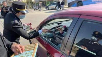 الداخلية توزع الشيكولاتة والورود خلال احتفال المواطنين بعيد الشرطة
