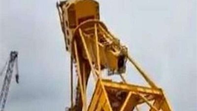 سقطت بين العجلات.. نجاة امرأة بأعجوبة من الموت 