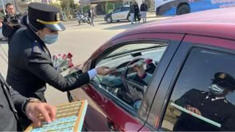 الداخلية توزع الشيكولاتة والورود خلال احتفال المواطنين بعيد الشرطة