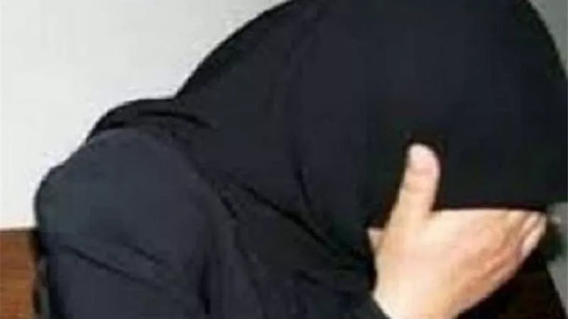 ضبط سيدة أثناء تهريبها مواد مخدرة لمسجون بالمحلة