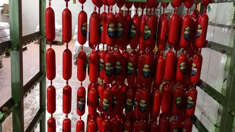ضبط 8 طن لانشون منتهي الصلاحية بأحد مصانع بلبيس الشرقية