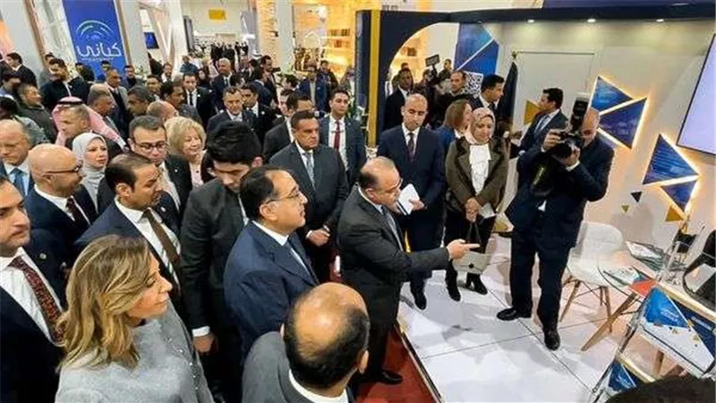 رئيس الوزراء يتفقد جناح هيئة الرقابة المالية بمعرض القاهرة الدولي للكتاب