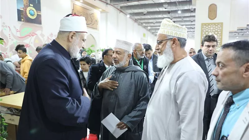 مستشارا الوعظ والتعليم بسلطنة عمان يتفقدان جناح الأزهر بمعرض الكتاب ويشيدان بكل أركانه