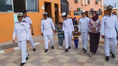 رجال الشرطة يصطحبون 