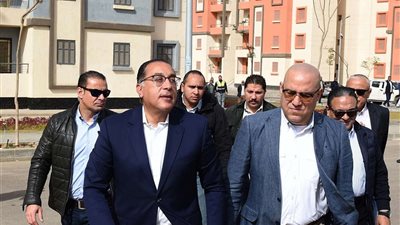 رئيس الوزراء يتفقد المشروعات الجاري تنفيذها بمدينة 