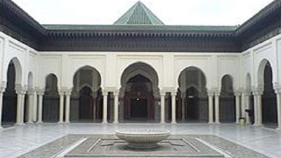 توابع حادث باريس.. إغلاق مسجد واعتقال إمامه (تفاصيل)