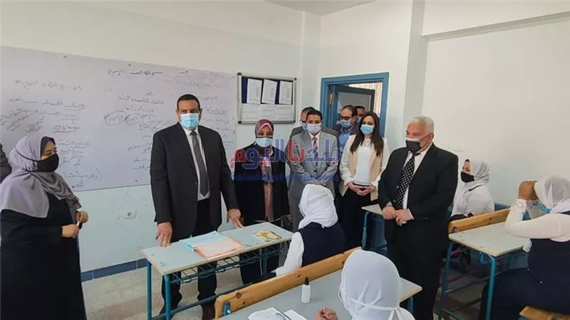 محافظ البحيرة يتابع انتظام سير العملية التعليمية وتوزيع التابلت بدمنهور